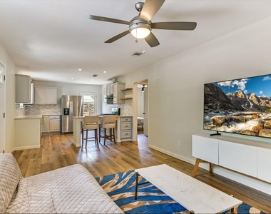 2408 E 9th St - Photo Thumbnail 3