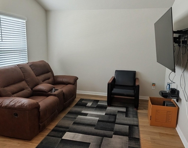 1015 Bluejack Way - Photo Thumbnail 10