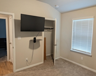 1015 Bluejack Way - Photo Thumbnail 12
