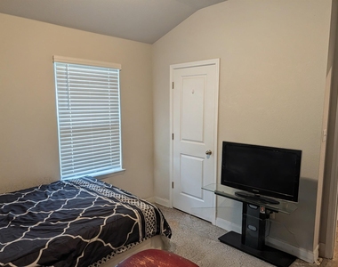 1015 Bluejack Way - Photo Thumbnail 7