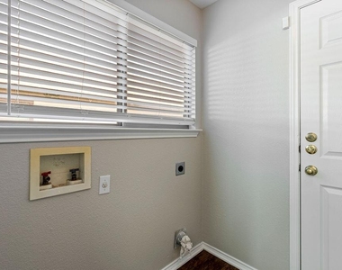 1209 Apollo Cir - Photo Thumbnail 10