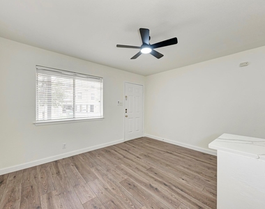 1010 W 23rd St - Photo Thumbnail 8