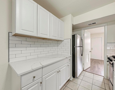 1010 W 23rd St - Photo Thumbnail 12