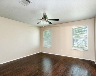 124 Hunter Rex Way - Photo Thumbnail 5