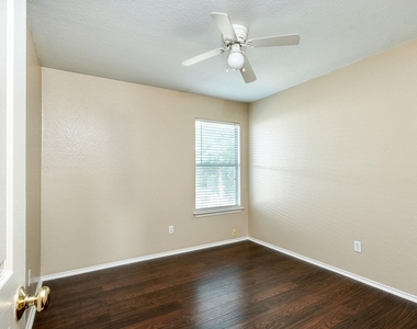 124 Hunter Rex Way - Photo Thumbnail 8