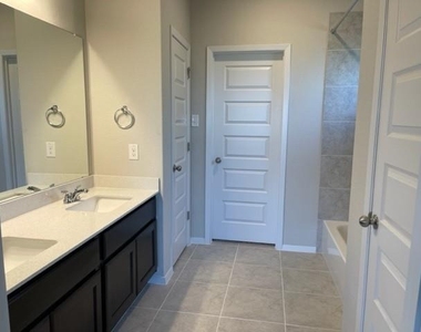 8116 Bronco Ln - Photo Thumbnail 18