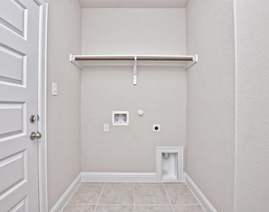 8116 Bronco Ln - Photo Thumbnail 10