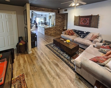 2320 Gracy Farms Ln - Photo Thumbnail 4