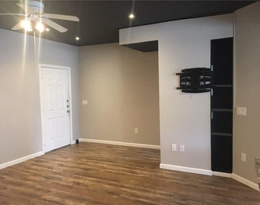 2320 Gracy Farms Ln - Photo Thumbnail 5