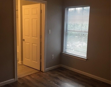 2320 Gracy Farms Ln - Photo Thumbnail 12