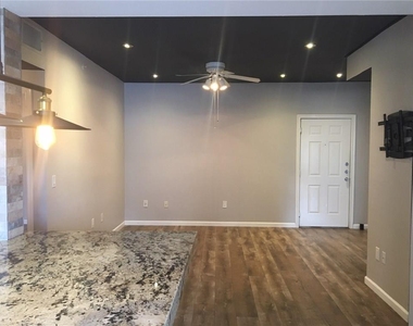 2320 Gracy Farms Ln - Photo Thumbnail 3