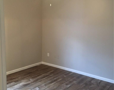 2320 Gracy Farms Ln - Photo Thumbnail 11