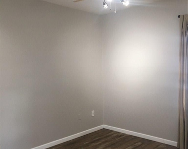 2320 Gracy Farms Ln - Photo Thumbnail 6