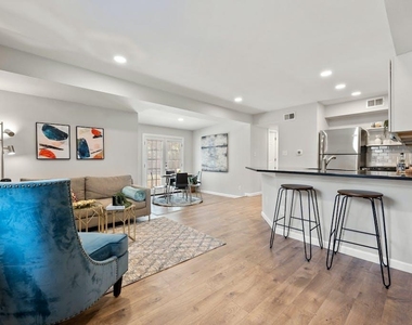 1312 E 52nd St - Photo Thumbnail 2