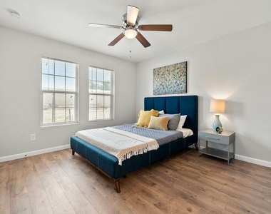 1312 E 52nd St - Photo Thumbnail 11
