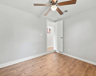 1312 E 52nd St - Photo Thumbnail 13