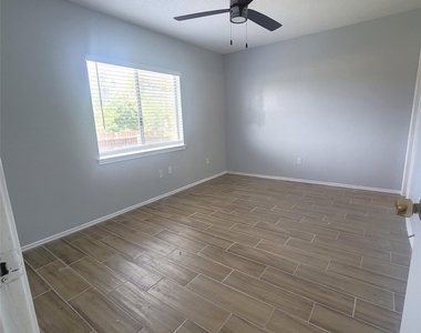 1306 York Castle Dr - Photo Thumbnail 10