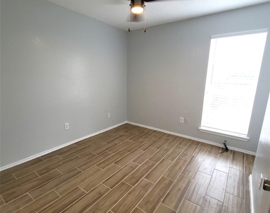 1306 York Castle Dr - Photo Thumbnail 18