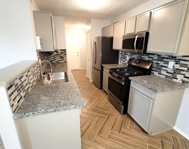 1306 York Castle Dr - Photo Thumbnail 4