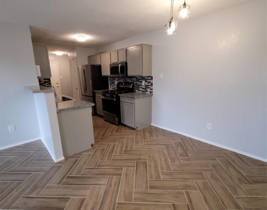 1306 York Castle Dr - Photo Thumbnail 6