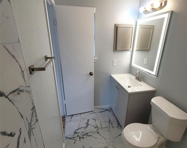 1306 York Castle Dr - Photo Thumbnail 12