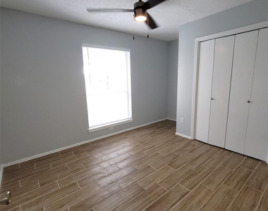 1306 York Castle Dr - Photo Thumbnail 15