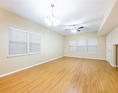 2809 E 22nd St - Photo Thumbnail 4