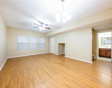2809 E 22nd St - Photo Thumbnail 3