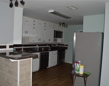 137 Colorado Cir - Photo Thumbnail 3
