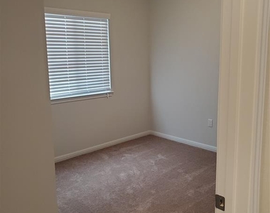 6404 Gunflint Dr - Photo Thumbnail 8
