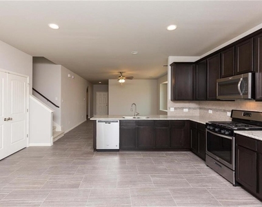 612 Palmilla St - Photo Thumbnail 3