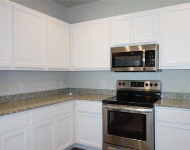 632 Independence Ave - Photo Thumbnail 5