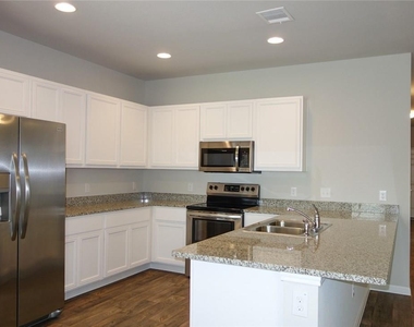 632 Independence Ave - Photo Thumbnail 4