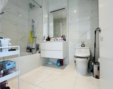222 East 44th Street - Photo Thumbnail 3