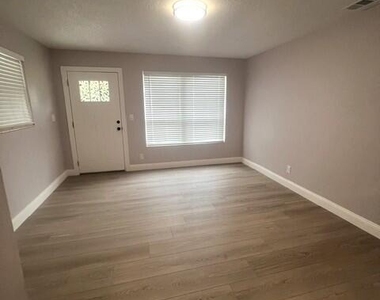 9206 Greenleaf Road - Photo Thumbnail 2