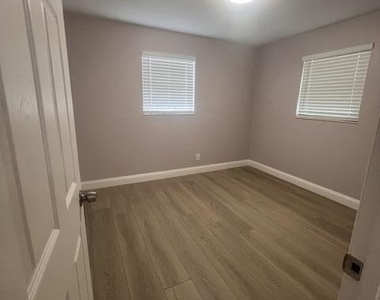 9206 Greenleaf Road - Photo Thumbnail 9