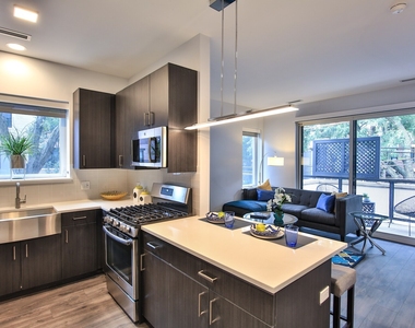 909 W Montana Street - Photo Thumbnail 3