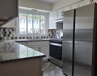 553 W Park Avenue - Photo Thumbnail 2