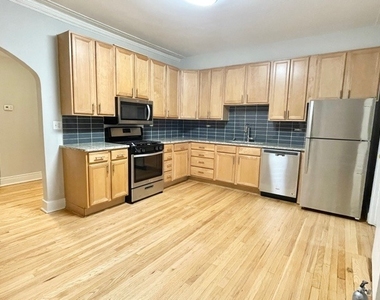 4452 N Winchester Avenue - Photo Thumbnail 2