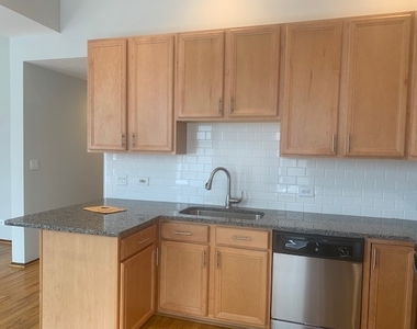3055 N Sheffield Avenue - Photo Thumbnail 8