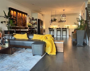 118 Downing Drive - Photo Thumbnail 2