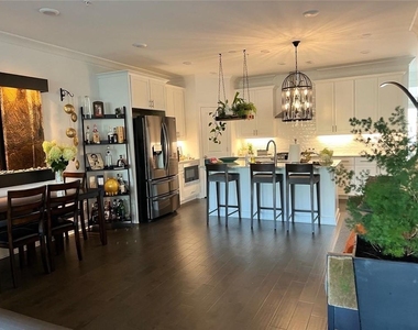 118 Downing Drive - Photo Thumbnail 3