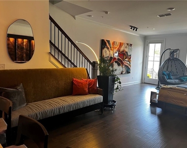 118 Downing Drive - Photo Thumbnail 4