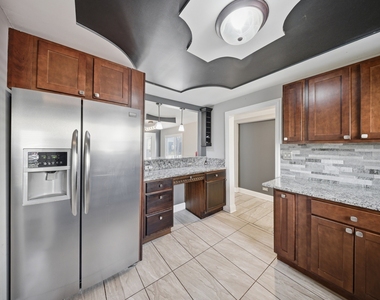 810 Superior Street - Photo Thumbnail 5