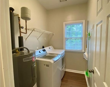 404 Bass Street Sw - Photo Thumbnail 4