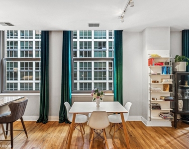 212 W Washington Street - Photo Thumbnail 12