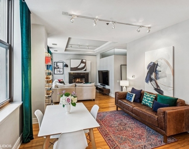 212 W Washington Street - Photo Thumbnail 11