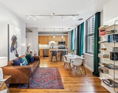 212 W Washington Street - Photo Thumbnail 3