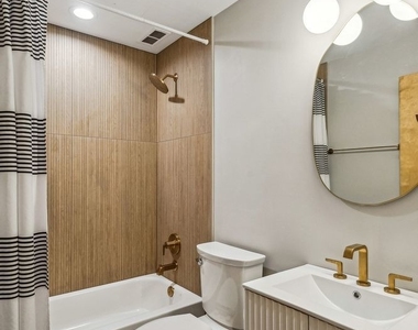212 W Washington Street - Photo Thumbnail 7