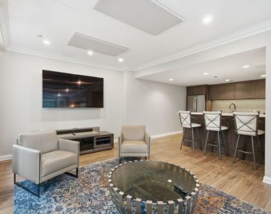 25 E Superior Street - Photo Thumbnail 16